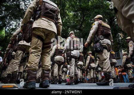 I soldati della polizia militare di Bahia sfilano il giorno dell'indipendenza brasiliana. Salvador, Bahia. Foto Stock