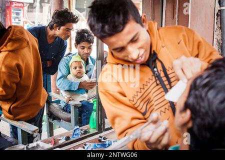 Rasatura mattutina, scene di strada in assi Ghat, fiume Gange, Varanasi, Uttar Pradesh, India. Foto Stock