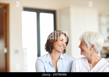 Là per l'altro attraverso spesso e sottile. Shot di una donna che trascorre del tempo con la madre anziana. Foto Stock