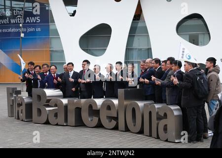 Barcellona, Spagna, 27/02/2023, visitatori durante il giorno 1 del Mobile World Congress 2023 a Fira Barcelona il 27 febbraio 2023 a Barcellona, Spagna. Foto Stock