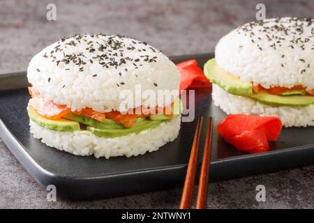 Delizioso e squisito hamburger di sushi con verdure e pesce di salmone come primi piatti giapponesi. Orizzontale Foto Stock