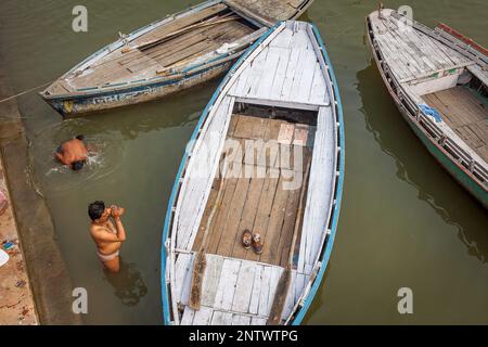 Gli uomini di pregare e di balneazione nel ghats del fiume Gange, Varanasi, Uttar Pradesh, India. Foto Stock