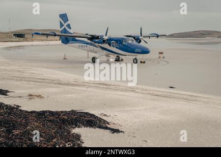 L'aereo Twin Otter è visto sulla spiaggia di Traigh Mhòr a barra, nelle Ebridi esterne scozzesi. Il servizio e' l'unico servizio spiaggia programmato nel w Foto Stock