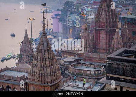 In prima posizione il tetto di Manikarnika ghat, vista generale dei ghats tetti, nel fiume Gange, Varanasi, Uttar Pradesh, India. Foto Stock