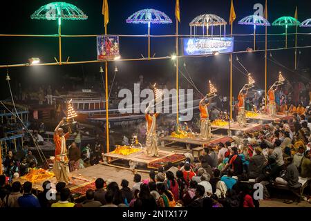 Ogni notte Nightly puja sui Ghat Dashaswamedh, Varanasi, Uttar Pradesh, India Foto Stock