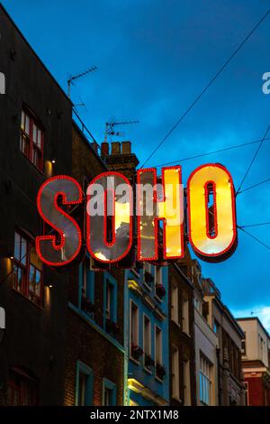 Colorato cartello al neon soho appeso nella zona di Carnaby Street durante il periodo festivo, Londra, Inghilterra, Regno Unito Foto Stock