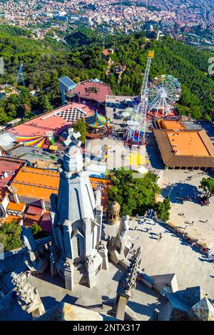 Vista del parco divertimenti Tibidabo dal Tempio del Sacro cuore di Gesù, Barcellona, Spagna Foto Stock