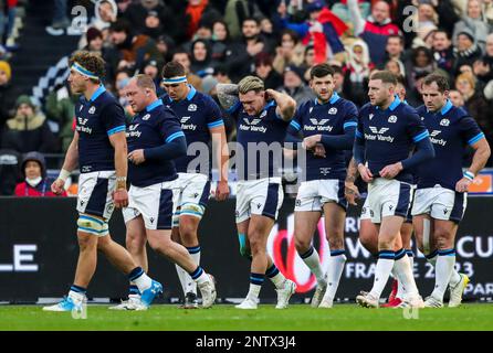 Parigi, Francia, 26th febbraio 2023. I giocatori scozzesi dopo la partita delle Guinness Six Nations allo Stade de France di Parigi. Credit: Notizie dal vivo di ben Whitley/Alamy Foto Stock