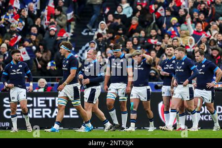 Parigi, Francia, 26th febbraio 2023. I giocatori scozzesi dopo la partita delle Guinness Six Nations allo Stade de France di Parigi. Credit: Notizie dal vivo di ben Whitley/Alamy Foto Stock