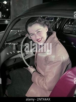 Negli anni '1950s. Una donna raffigurata nel sedile di guida di un'auto. Svezia 1958 Conard rif BV43-5 Foto Stock