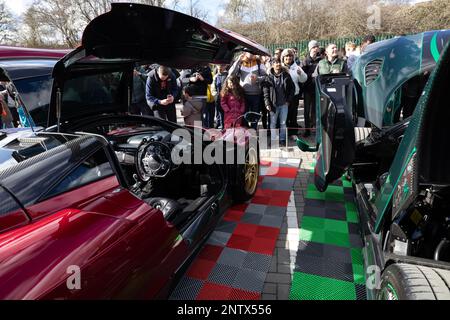 Durante il fine settimana si sono riuniti a Soprers House per ammirare alcune delle iperautomobili più costose e rare del mondo, Hertfordshire, Regno Unito Foto Stock