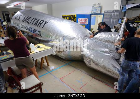 08 settembre 2014, New York. Gli attivisti costruiscono un sostegno gonfiabile critico per il record ambientale dell'esercito americano per la marcia del clima del popolo Foto Stock