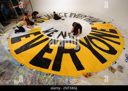 20 settembre 2014, New York. La gente dipinge 'per cambiare tutto, abbiamo bisogno di tutti' su un banner paracadute per la marcia del clima della gente. Foto Stock