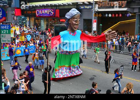 21 settembre 2014, New York. Attivisti del clima con El Puente con un alto 20 piedi la Madre Tierra (Madre Terra) al People's Climate March. Foto Stock