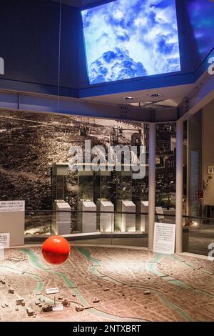 La sfera rossa mostra la ipocentro in una mappa della città di Hiroshima e al Museo Memoriale della Pace di Hiroshima, Giappone Foto Stock