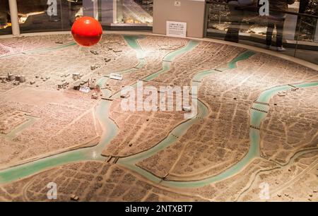 La sfera rossa mostra la ipocentro in una mappa della città di Hiroshima e al Museo Memoriale della Pace di Hiroshima, Giappone Foto Stock