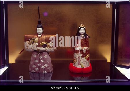 Le bambole giapponesi sono un elemento essenziale della cultura nazionale, c'è anche un festival dedicato a loro ogni primavera! Conosciuti in giapponese come ningyo, o forma umana, sono disponibili in molte forme e dimensioni, e hanno altrettanti significati e usi. Sin dai tempi antichi le bambole sono state parte della cultura giapponese. Rappresentano un oggetto di venerazione, un oggetto di gioco di un bambino, o un oggetto di gioia. Foto Stock
