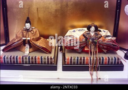 Le bambole giapponesi sono un elemento essenziale della cultura nazionale, c'è anche un festival dedicato a loro ogni primavera! Conosciuti in giapponese come ningyo, o forma umana, sono disponibili in molte forme e dimensioni, e hanno altrettanti significati e usi. Sin dai tempi antichi le bambole sono state parte della cultura giapponese. Rappresentano un oggetto di venerazione, un oggetto di gioco di un bambino, o un oggetto di gioia. Foto Stock