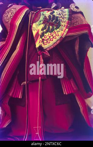 Le bambole giapponesi sono un elemento essenziale della cultura nazionale, c'è anche un festival dedicato a loro ogni primavera! Conosciuti in giapponese come ningyo, o forma umana, sono disponibili in molte forme e dimensioni, e hanno altrettanti significati e usi. Sin dai tempi antichi le bambole sono state parte della cultura giapponese. Rappresentano un oggetto di venerazione, un oggetto di gioco di un bambino, o un oggetto di gioia. Foto Stock