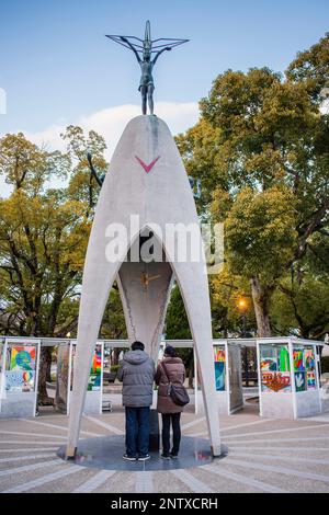 Pregando, monumento di Pace dei Bambini, il Parco della Pace di Hiroshima, Giappone Foto Stock