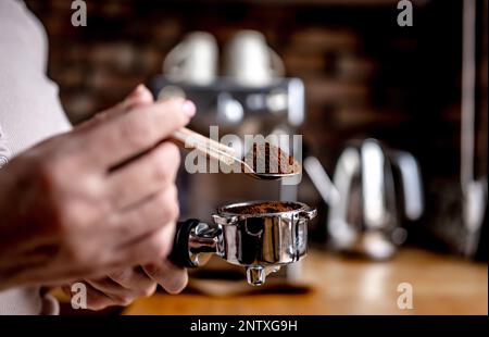 Processo di preparazione del cappuccino con macchina per caffè Foto Stock