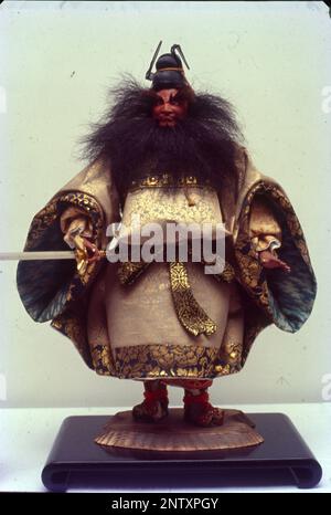 Le bambole giapponesi sono un elemento essenziale della cultura nazionale, c'è anche un festival dedicato a loro ogni primavera! Conosciuti in giapponese come ningyo, o forma umana, sono disponibili in molte forme e dimensioni, e hanno altrettanti significati e usi. Sin dai tempi antichi le bambole sono state parte della cultura giapponese. Rappresentano un oggetto di venerazione, un oggetto di gioco di un bambino, o un oggetto di gioia. Foto Stock