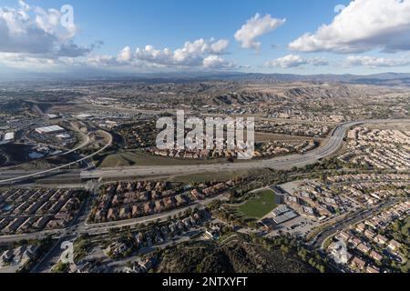 Veduta aerea della distesa suburbana a nord di Los Angeles a Santa Clarita, California. Foto Stock