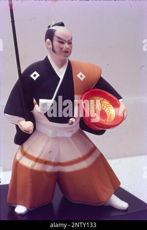 Le bambole giapponesi sono un elemento essenziale della cultura nazionale, c'è anche un festival dedicato a loro ogni primavera! Conosciuti in giapponese come ningyo, o forma umana, sono disponibili in molte forme e dimensioni, e hanno altrettanti significati e usi. Sin dai tempi antichi le bambole sono state parte della cultura giapponese. Rappresentano un oggetto di venerazione, un oggetto di gioco di un bambino, o un oggetto di gioia. Foto Stock