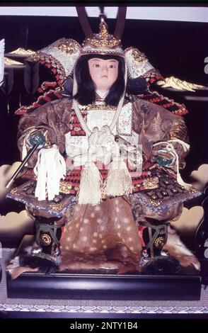 Le bambole giapponesi sono un elemento essenziale della cultura nazionale, c'è anche un festival dedicato a loro ogni primavera! Conosciuti in giapponese come ningyo, o forma umana, sono disponibili in molte forme e dimensioni, e hanno altrettanti significati e usi. Sin dai tempi antichi le bambole sono state parte della cultura giapponese. Rappresentano un oggetto di venerazione, un oggetto di gioco di un bambino, o un oggetto di gioia. Foto Stock