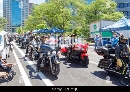 Buffalo Soldiers Moto Club in parata alla celebrazione del 2022 giugno 2022 di Pittsburgh, 18 giugno. Liberty Avenue a Commonwealth Place. Foto Stock