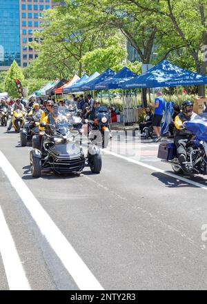 Buffalo Soldiers Moto Club in parata alla celebrazione del 2022 giugno 2022 di Pittsburgh, 18 giugno. Liberty Avenue a Commonwealth Place. Foto Stock