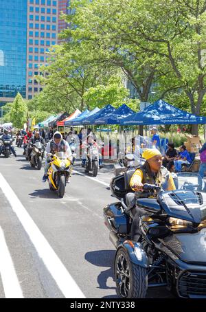 Buffalo Soldiers Moto Club in parata alla celebrazione del 2022 giugno 2022 di Pittsburgh, 18 giugno. Liberty Avenue a Commonwealth Place. Foto Stock