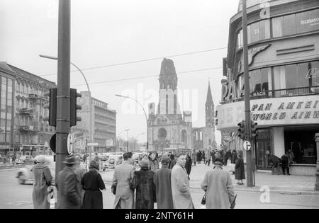 Il Kurfürstendamm con la Chiesa commemorativa del Kaiser Wilhelm, Berlino, Germania, 1956 Foto Stock