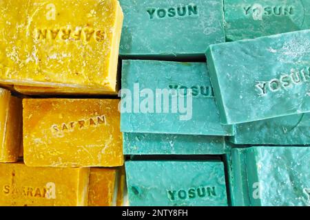 Primo piano su una pila di saponi turchi in vendita. Foto Stock