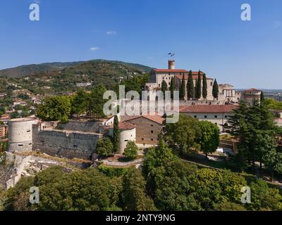 Vista panoramica sul drone della parte occidentale del castello storico su una collina (colle Cidneo) nella città di Brescia. Lombardia, Italia Foto Stock