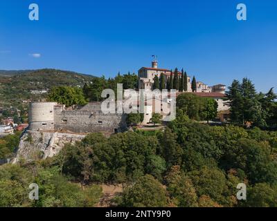 Splendida vista sul parco antico e sulla collina (colle Cidneo) con lo storico castello di Brescia. Lombardia, Italia Foto Stock