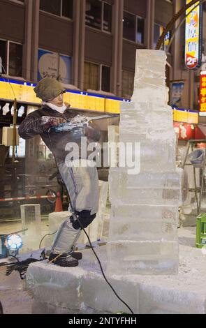 Preparare il Sapporo Snow Festival,sculture di ghiaccio,Sapporo Ekimae dori,nel quartiere dei divertimenti di Susukino ,Sapporo, Hokkaido, Giappone Foto Stock