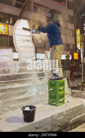 Preparare il Sapporo Snow Festival,sculture di ghiaccio,Sapporo Ekimae dori,nel quartiere dei divertimenti di Susukino ,Sapporo, Hokkaido, Giappone Foto Stock