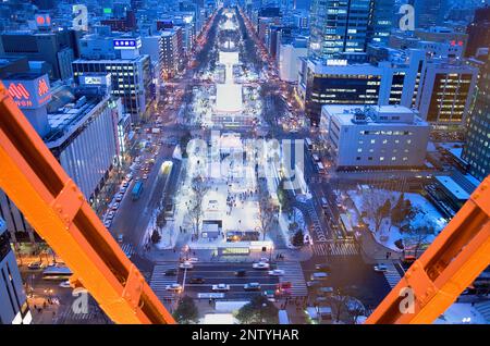 Vista aerea del Parco Odori da Sapporo torre della TV durante la festa della neve,Sapporo, Hokkaido, Giappone Foto Stock