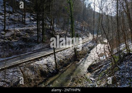 Europa, Lussemburgo, Mullerthal, autostrada CR121 nella valle nera di Ernz, vicino alla cascata di Schiessentumpel in inverno Foto Stock