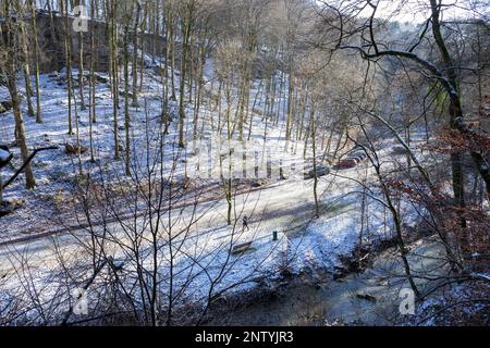 Europa, Lussemburgo, Mullerthal, autostrada CR121 che attraversa la Valle nera di Ernz vicino al parcheggio delle cascate Schiessentumpel Foto Stock