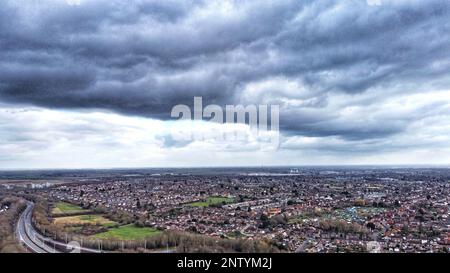 Nuvole scure si aggrappano su Peterborough, Cambridgeshire. Foto Stock