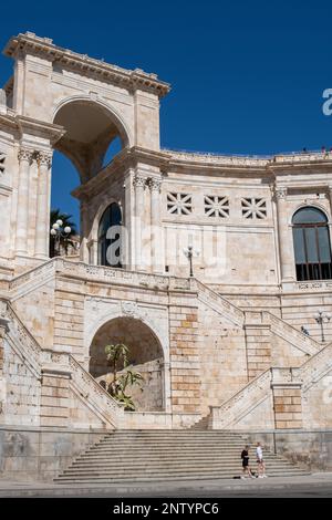 L'imponente Bastioni Saint Remy, un edificio risalente agli inizi del XX secolo, uno dei punti salienti del centro storico di Cagliari, Sardegna, Italia Foto Stock