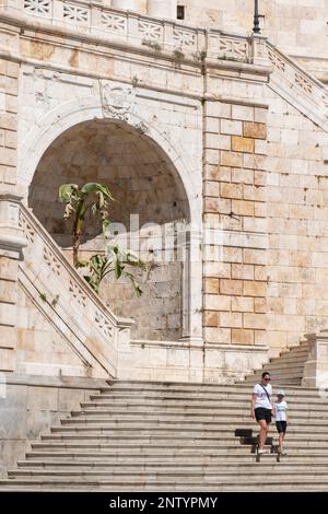 Un particolare di Bastioni Saint Remy, un edificio risalente agli inizi del XX secolo, uno dei punti salienti del centro storico di Cagliari, Sardegna, Italia Foto Stock