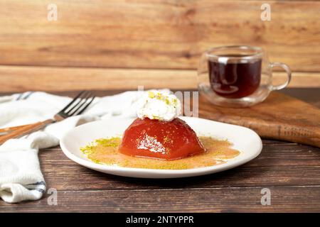 Dessert di cotogna con sorbetto su fondo grigio. Dolce cremoso di mele cotogne. Dolci Ramadan Turchi Foto Stock