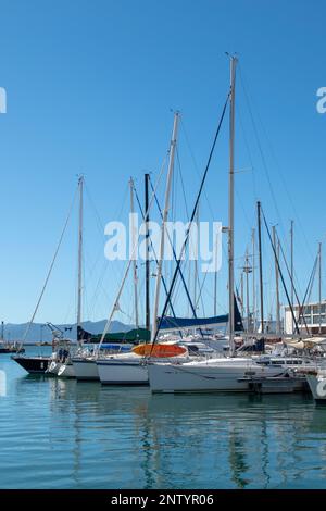 Stivali ormeggiati al porto di Cagliari, Sardegna, Italia Foto Stock