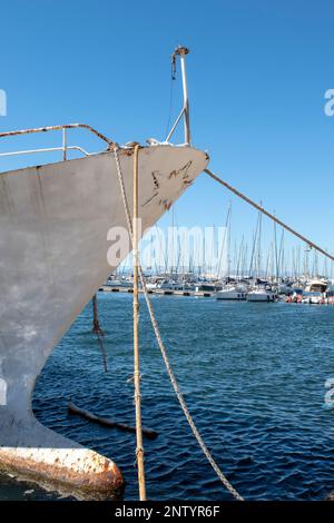 Un particolare di una vecchia barca ormeggiata nel porto di Cagliari, Sardegna, Italia Foto Stock