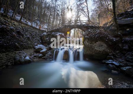 Europa, Lussemburgo, Mullerthal, la cascata di Schiessentümpel in inverno Foto Stock