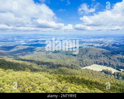 Paesaggio estivo al Monte St Leonard in Australia Foto Stock