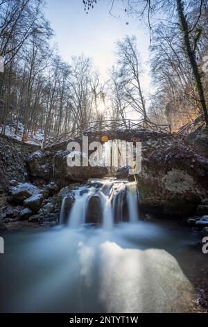 Europa, Lussemburgo, Mullerthal, la cascata di Schiessentümpel in inverno Foto Stock